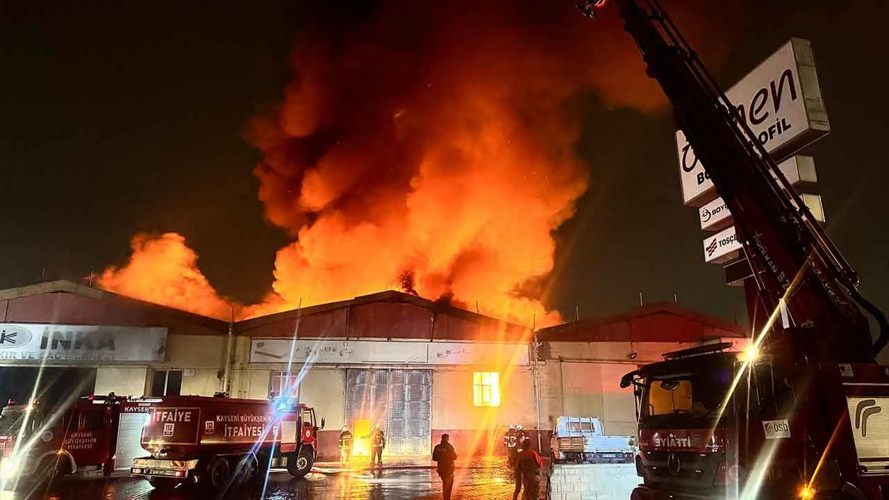 Kayseri'de fabrika yangını: Alevler bir anda sardı! Çok sayıda ekip sevk edildi - 2. Resim