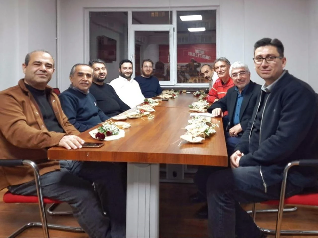 Saadet Partisi'nden eşlere çiçek sürprizi! Aile değerlerine vurgu yaptılar