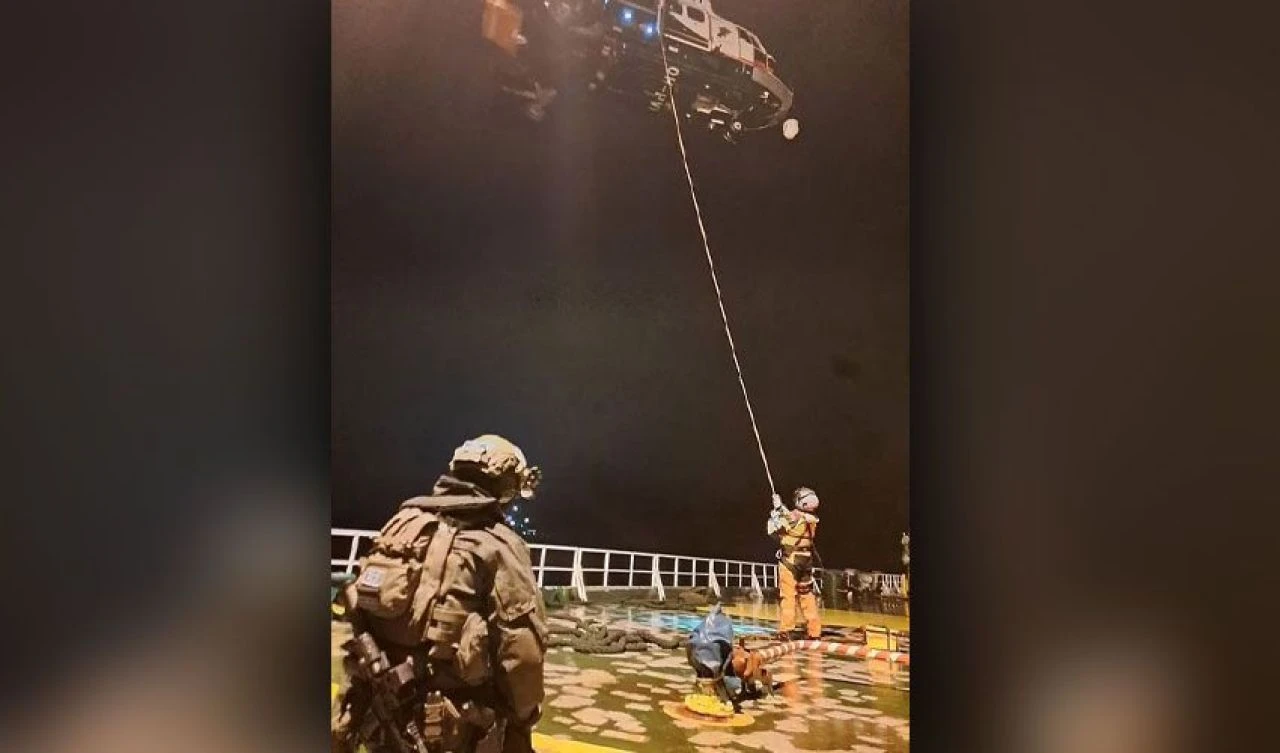 Sular ısınıyor: Putin'in casus gemisi sabotaj için demir attı! NATO savaş gemisiyle karşılık verdi - 2. Resim