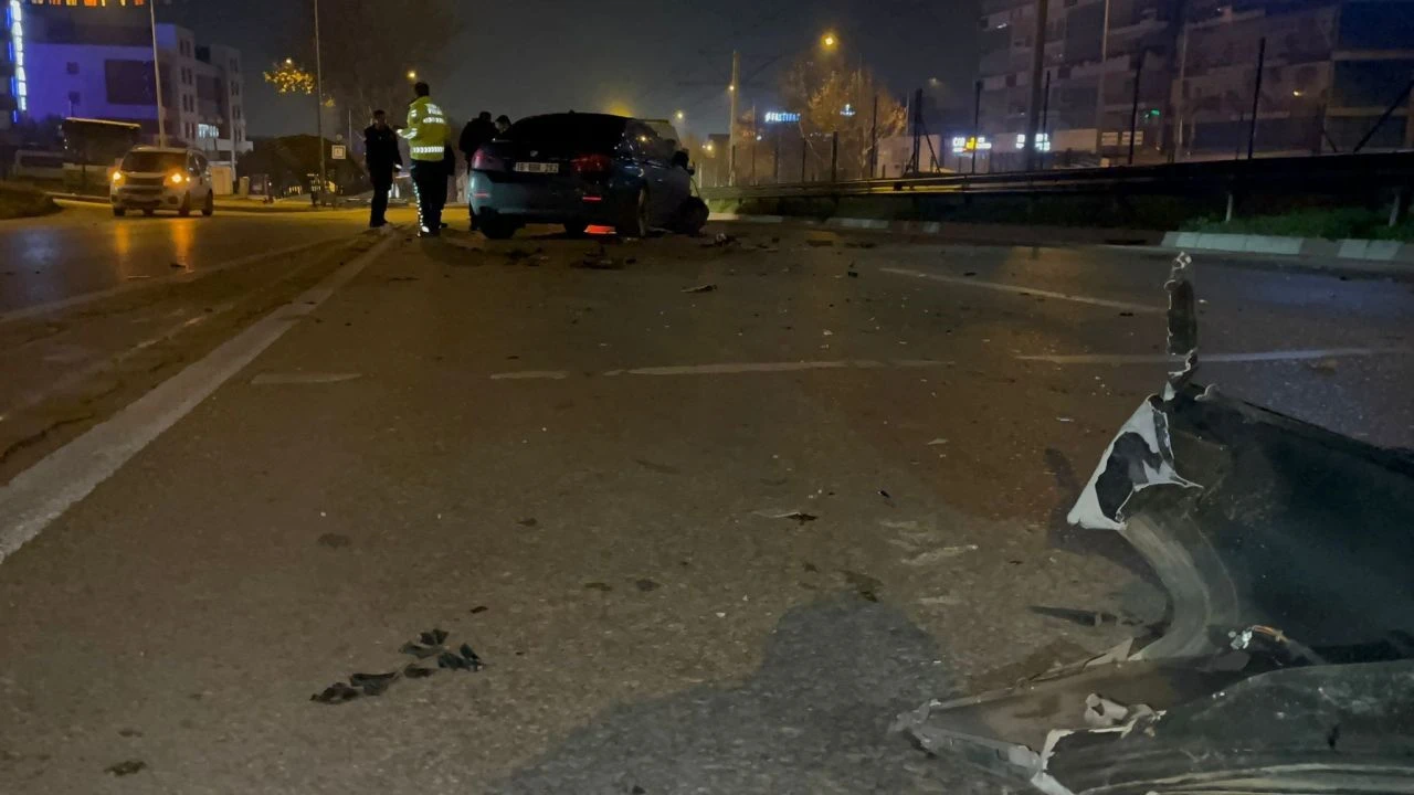 Ters şeritten ilerleyen otomobil TIR' çarptı! 2 kişi otomobilde sıkıştı - 1. Resim
