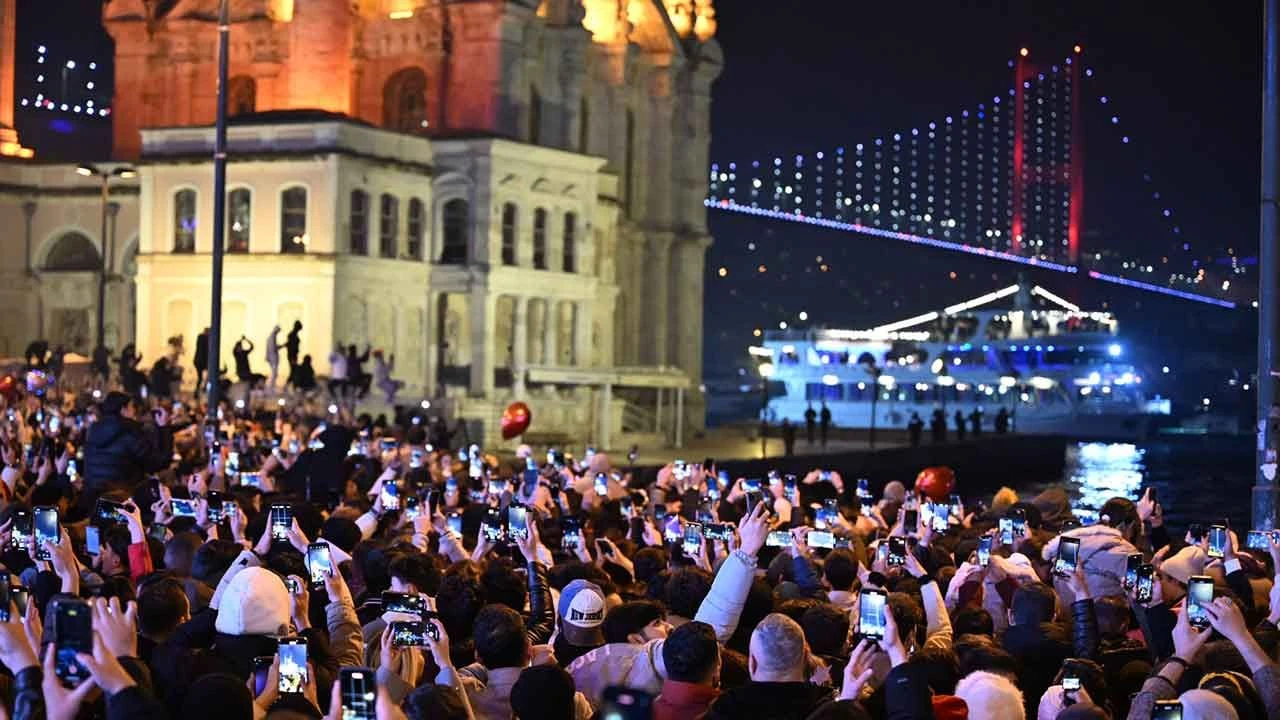 Binlerce İstanbullu sahillere akın etti! Boğaz'da havai fişekli yeni yıl coşkusu - 3. Resim