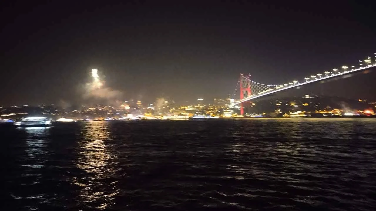 Binlerce İstanbullu sahillere akın etti! Boğaz'da havai fişekli yeni yıl coşkusu - 2. Resim
