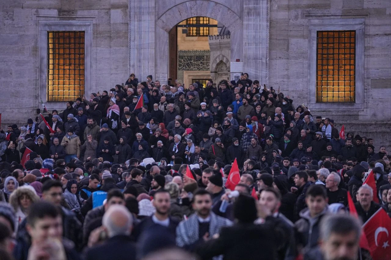 Galata Köprüsü'nde tarihi buluşma! Yüz binlerce kişi Gazze için yürüdü: Tüyleri diken diken eden anlar - 9. Resim