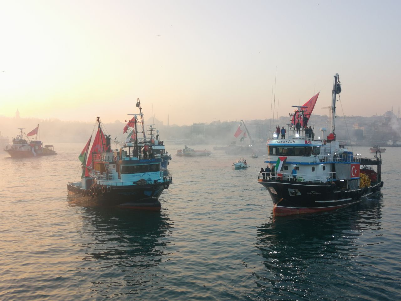 Galata Köprüsü'nde tarihi buluşma! Yüz binlerce kişi Gazze için yürüyor: Tüyleri diken diken eden anlar - 5. Resim