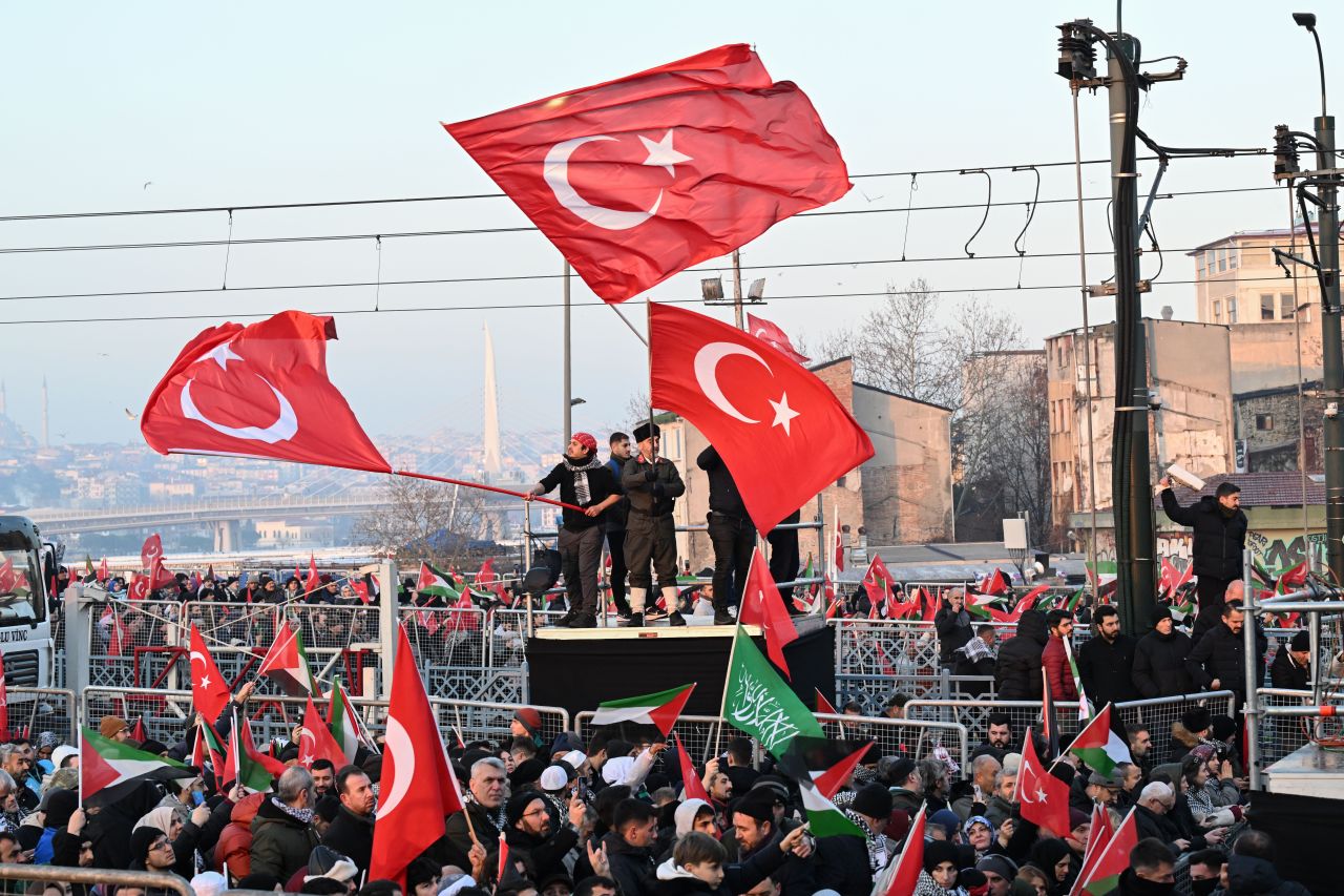 Galata Köprüsü'nde tarihi buluşma! Yüz binlerce kişi Gazze için yürüyor: Tüyleri diken diken eden anlar - 7. Resim