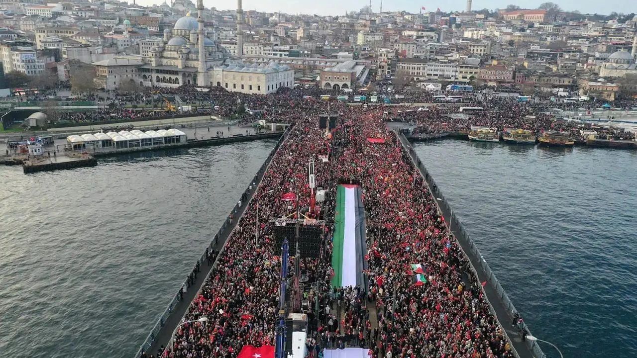 İstanbul'da birçok yol trafiğe kapatıldı! Bu saatlerde yola çıkmayın - 1. Resim