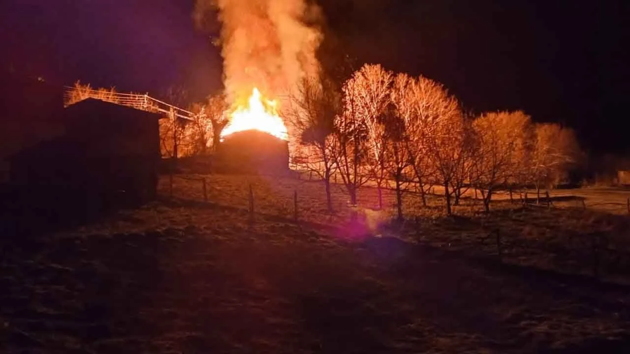 Yılbaşı gecesi yangın kabusu: Evi küle döndü, yaralı kurtuldu - 1. Resim