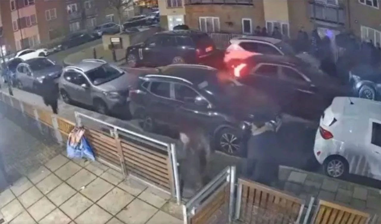 Cenaze töreninde kurşun yağmuruna tutuldu! O anlar anbean kaydedildi - 1. Resim