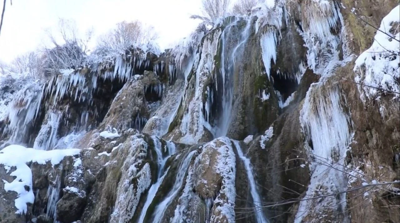 Erzincan'da şoke eden görüntüler! Her şey buz tuttu