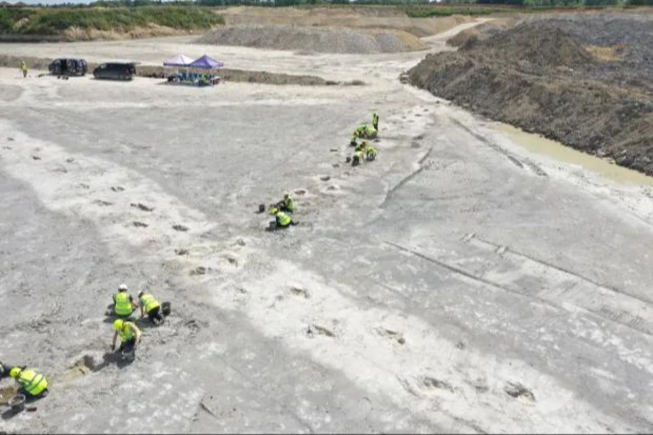 İnanılmaz keşif arkeologları hayrete düşürdü: 166 milyon yıl öncesine ait 3 parmaklı ayak izi! - 3. Resim