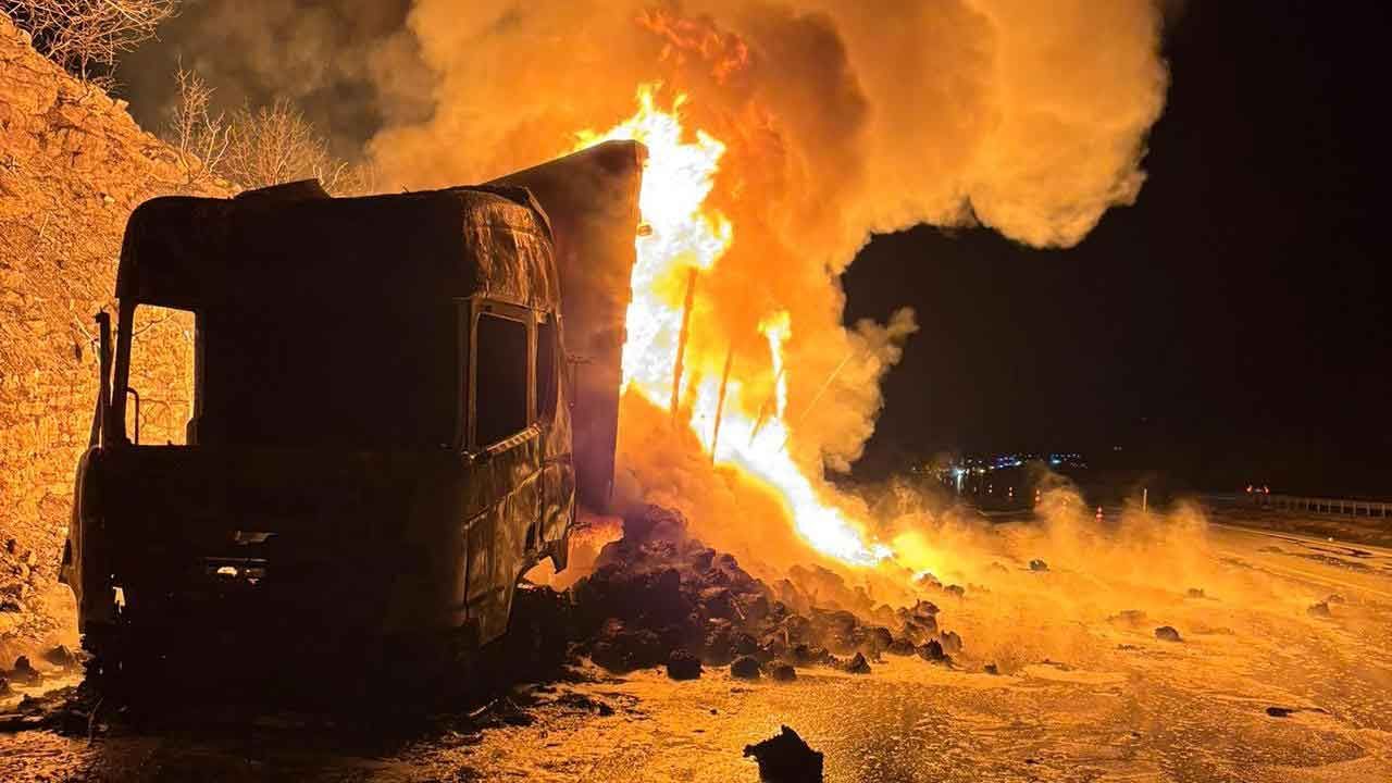 Adana&#039;da seyir halindeki tır alev alev yandı