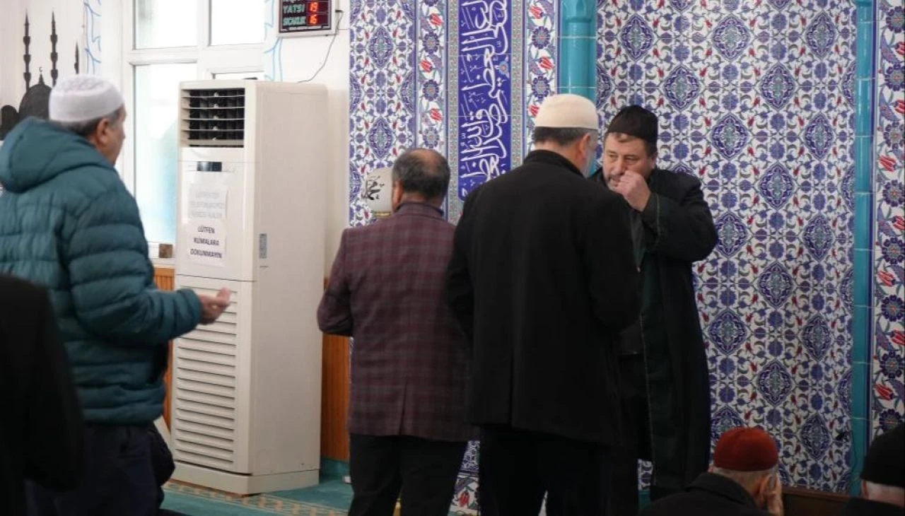 Camide imam krizi: Cemaat sırayla namaz kıldırıyor - 2. Resim