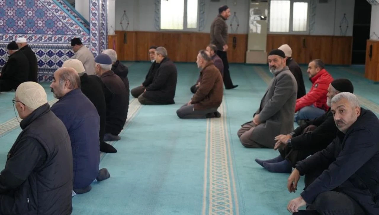 Camide imam krizi: Cemaat sırayla namaz kıldırıyor - 1. Resim