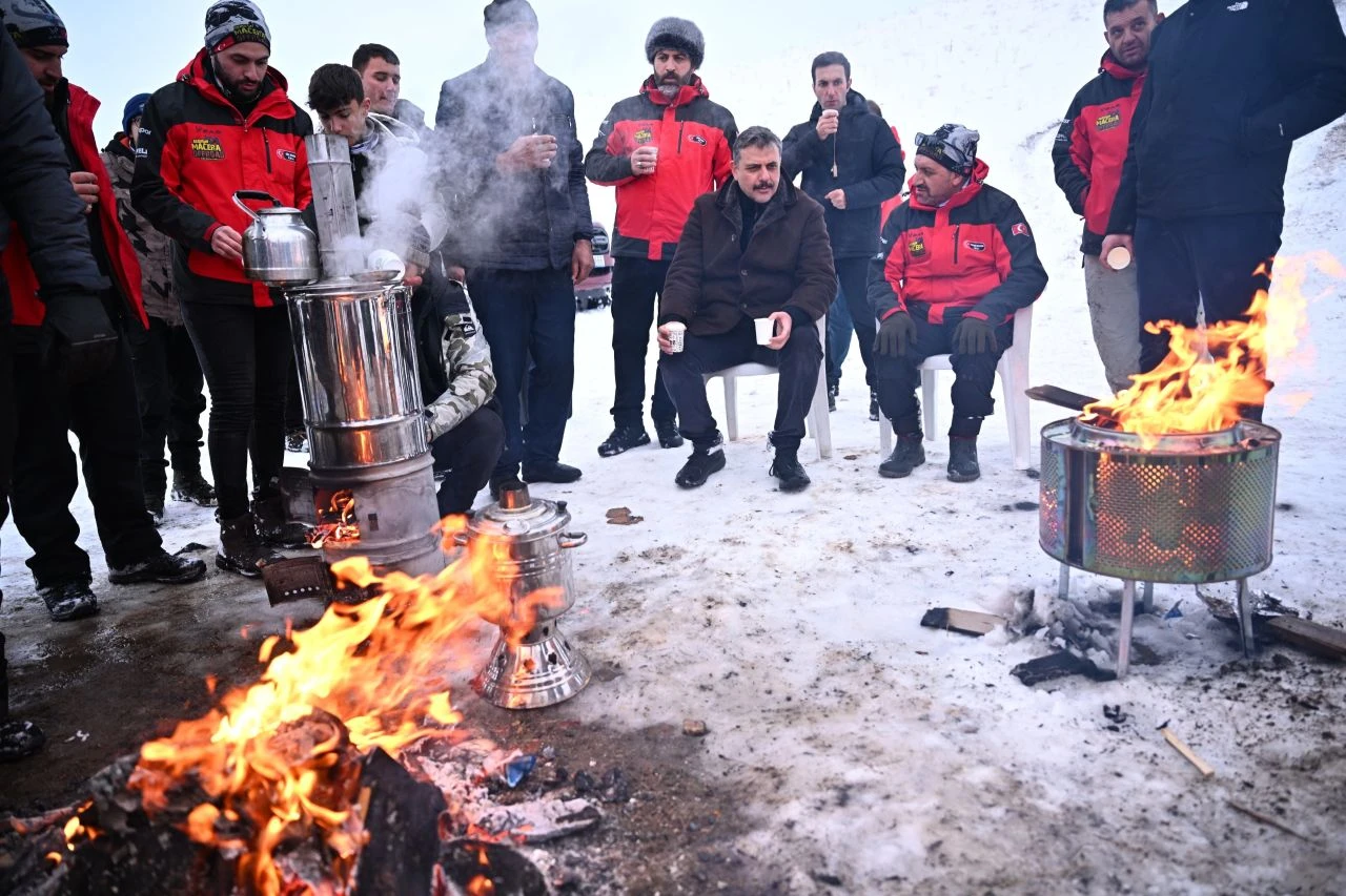 Erzurum Valisi de rafting yapanların arasına katıldı! Kış mevsiminde sıcak görüntüler - 1. Resim