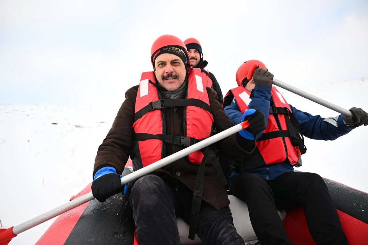 Erzurum Valisi de rafting yapanların arasına katıldı! Kış mevsiminde sıcak görüntüler - 2. Resim