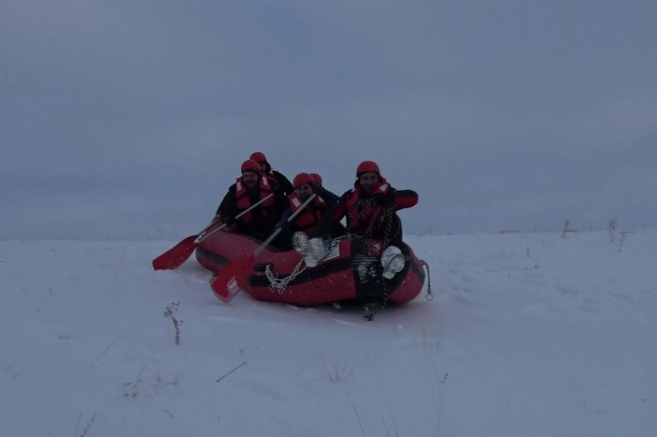 Erzurum Valisi de rafting yapanların arasına katıldı! Kış mevsiminde sıcak görüntüler - 4. Resim