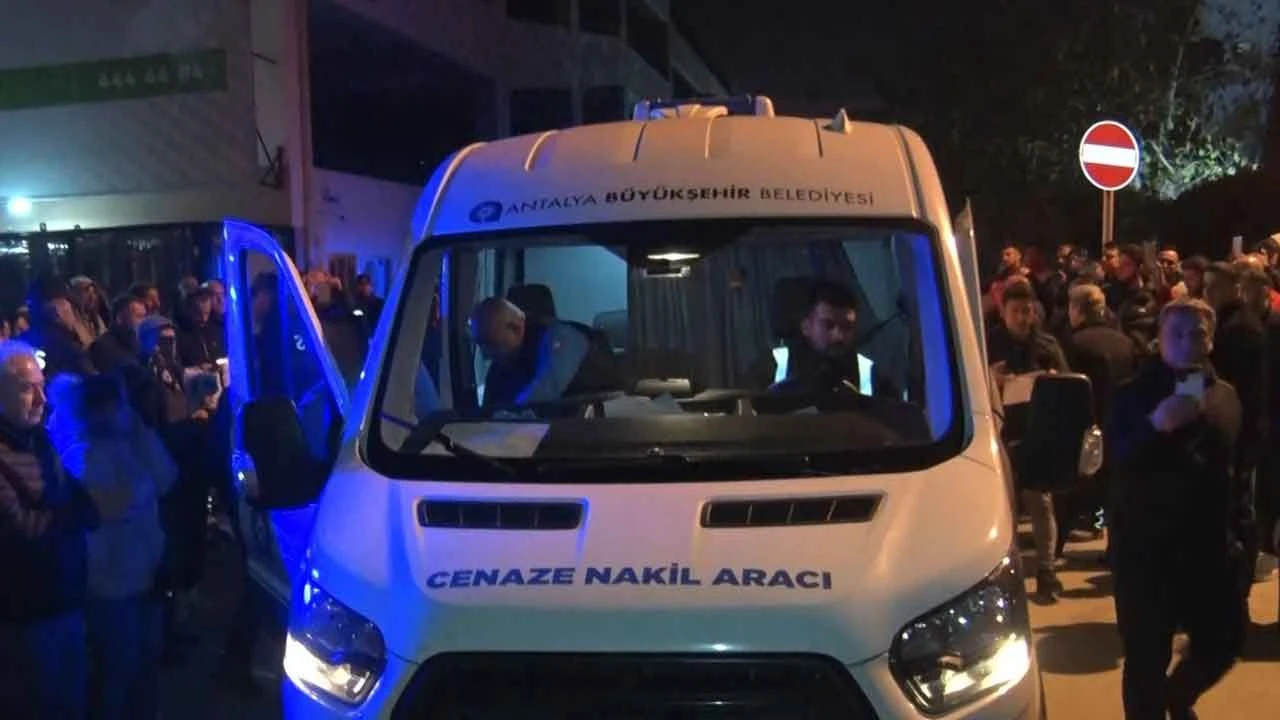 Ferdi Tayfur'un sevenleri hastane önüne akın etti! Yüzlerce kişi şarkılarıyla uğurladı...