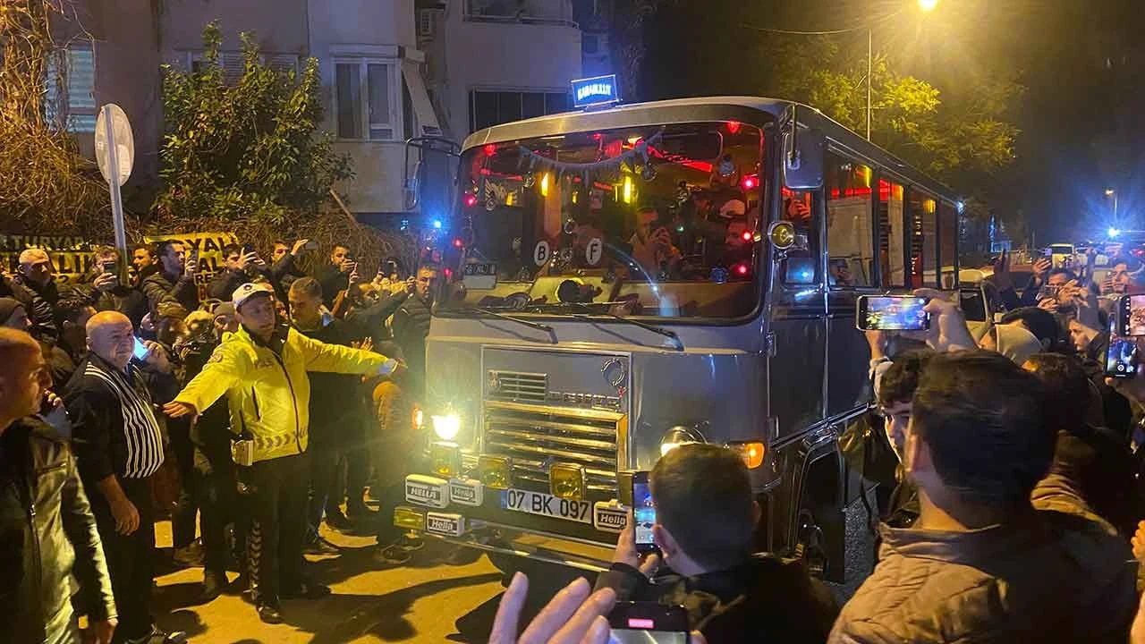 Ferdi Tayfur'un sevenleri hastane önüne akın etti! Yüzlerce kişi şarkılarıyla uğurladı...