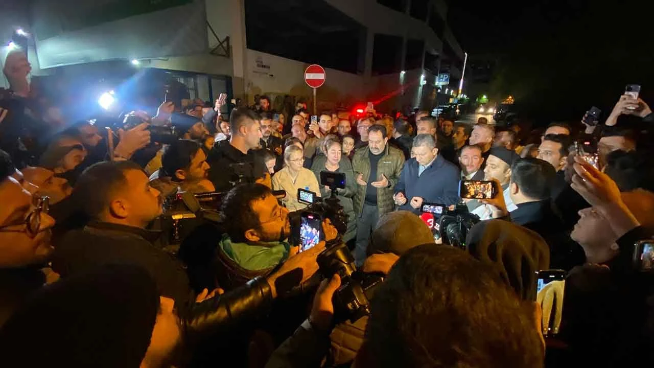 Ferdi Tayfur'un sevenleri hastane önüne akın etti! Yüzlerce kişi şarkılarıyla uğurladı...