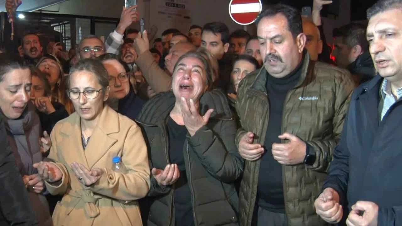 Ferdi Tayfur'un sevenleri hastane önüne akın etti! Yüzlerce kişi şarkılarıyla uğurladı...