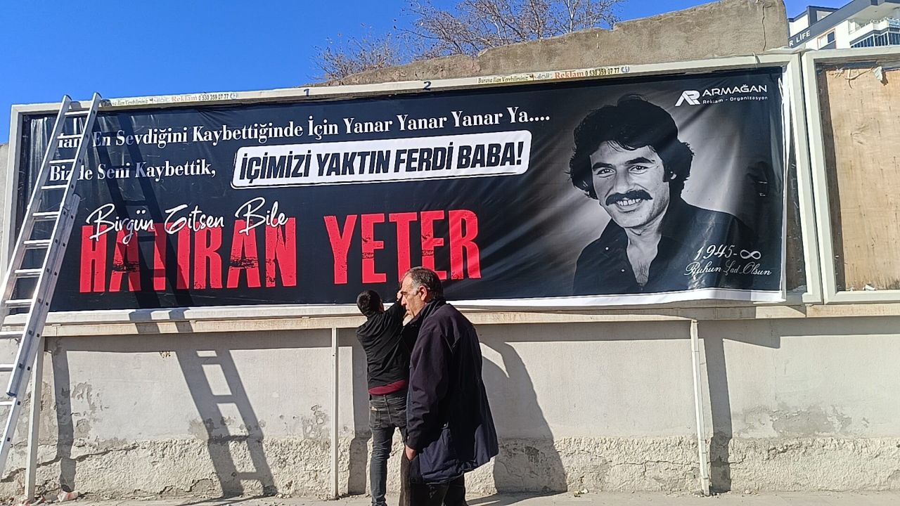 Ferdi Tayfur&#039;un vefatı Adana&#039;yı yasa boğdu! İlçe boydan boya posterlerle donatıldı