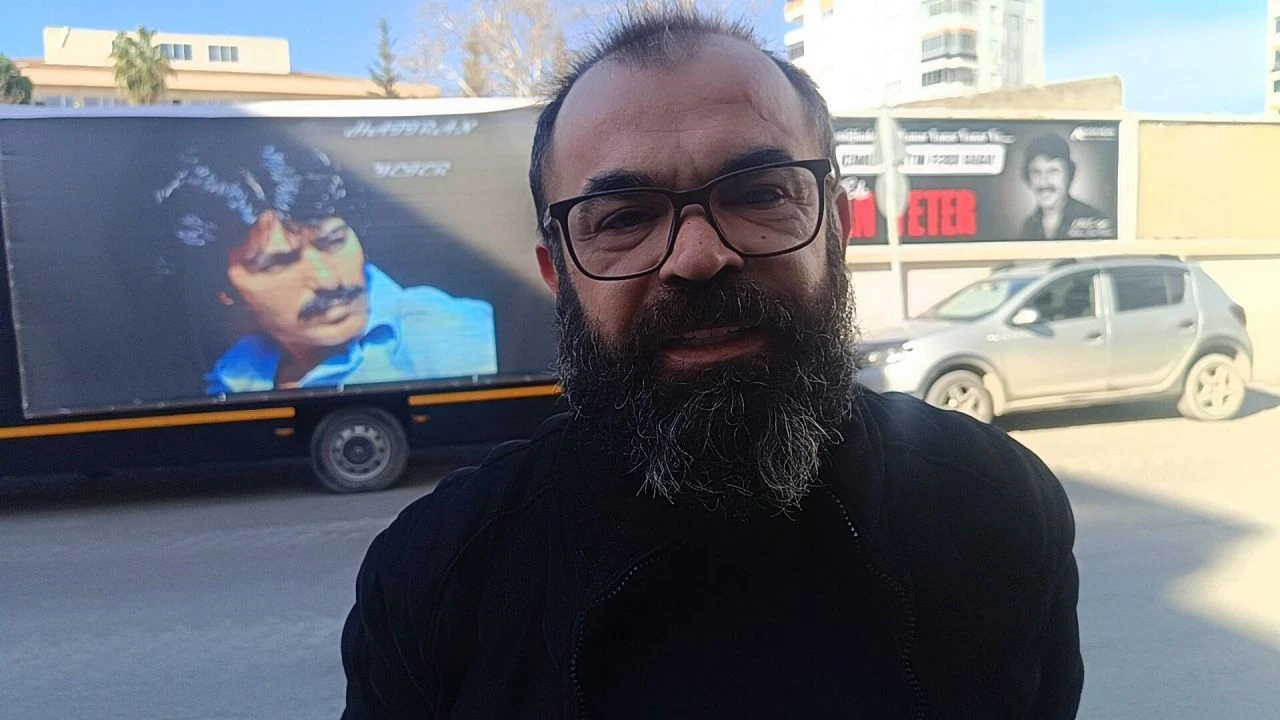 Ferdi Tayfur'un vefatı Adana'yı yasa boğdu! İlçe boydan boya posterlerle donatıldı - 2. Resim