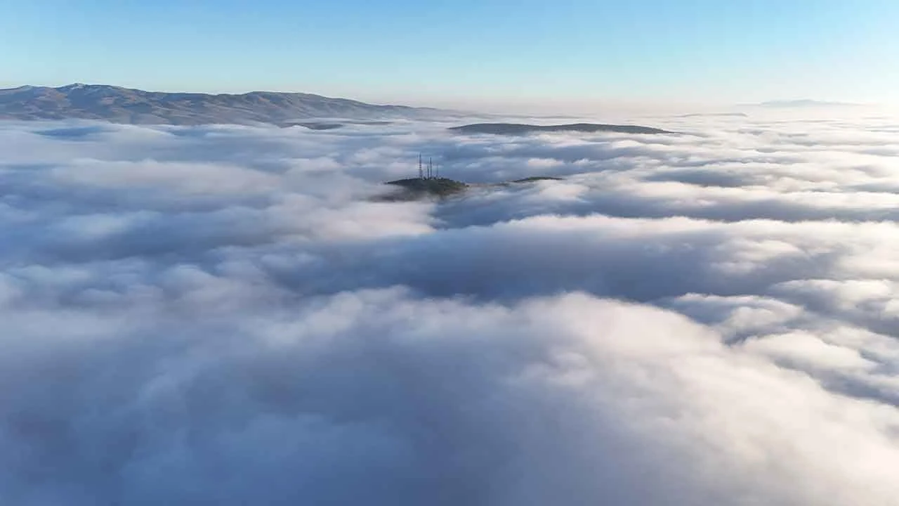Güneşin sis denizi üzerindeki parıltısı: Havadan çekilen kartpostallık görüntüler