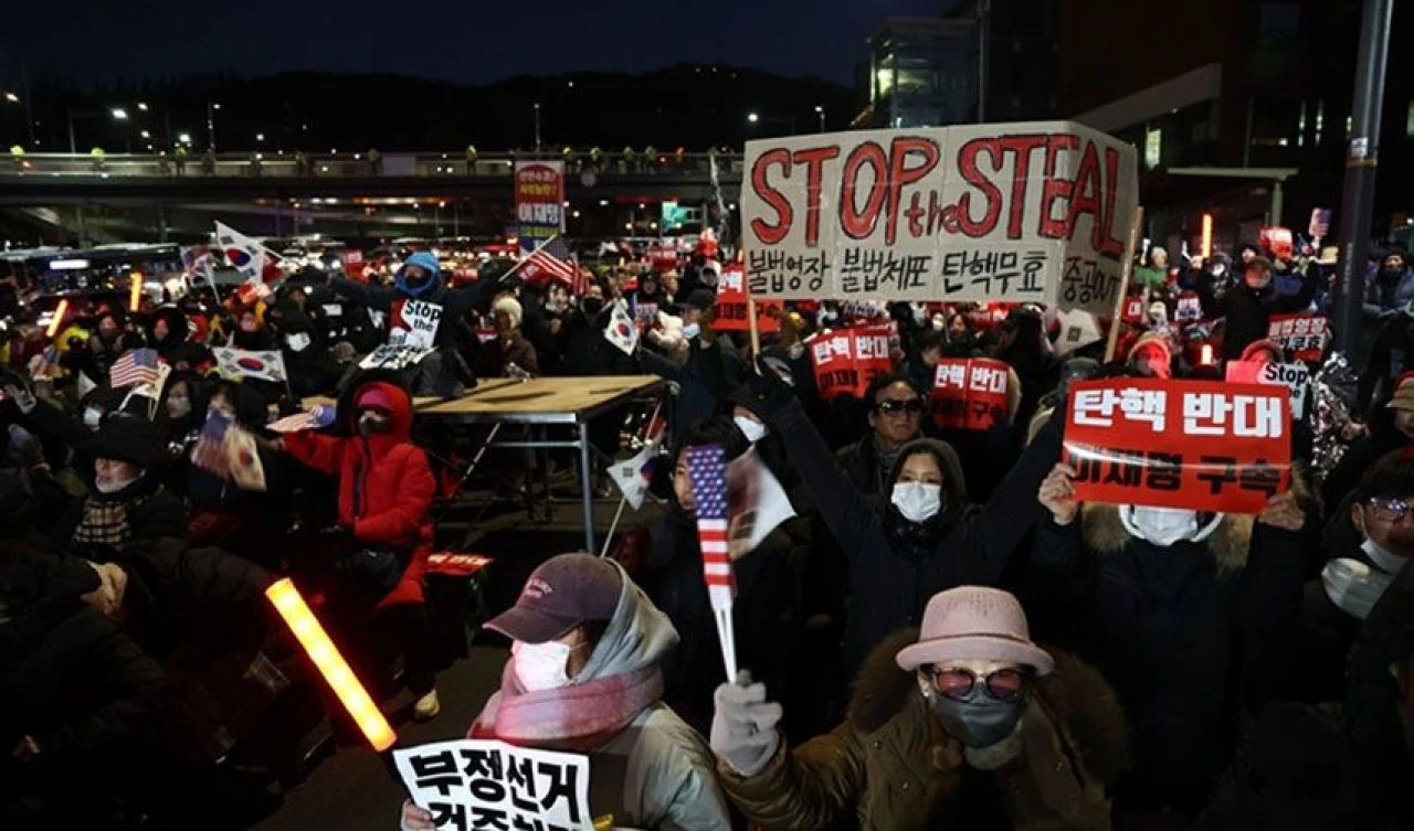 Güney Kore'de kriz sürüyor! Cumhurbaşkanını tutuklamak isteyen polise karşı etten duvar ördüler - 2. Resim