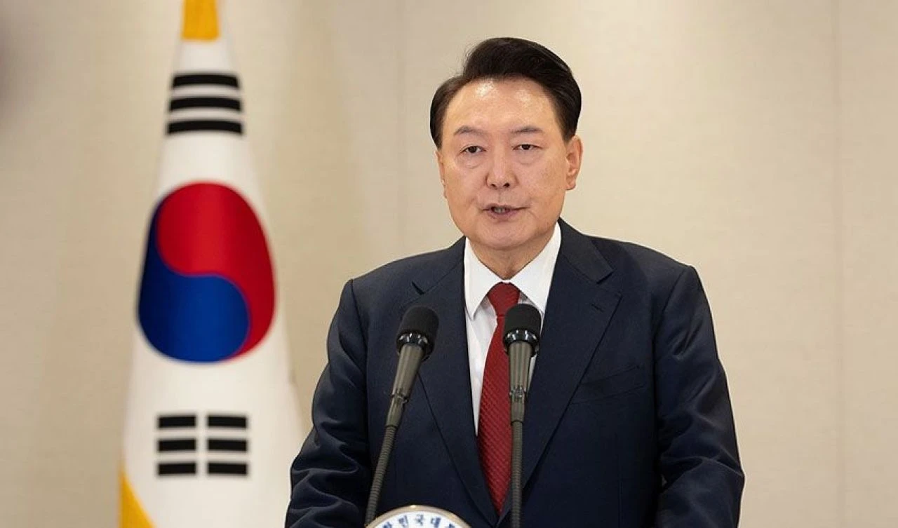 Güney Kore'de kriz sürüyor! Cumhurbaşkanını tutuklamak isteyen polise karşı etten duvar ördüler - 3. Resim