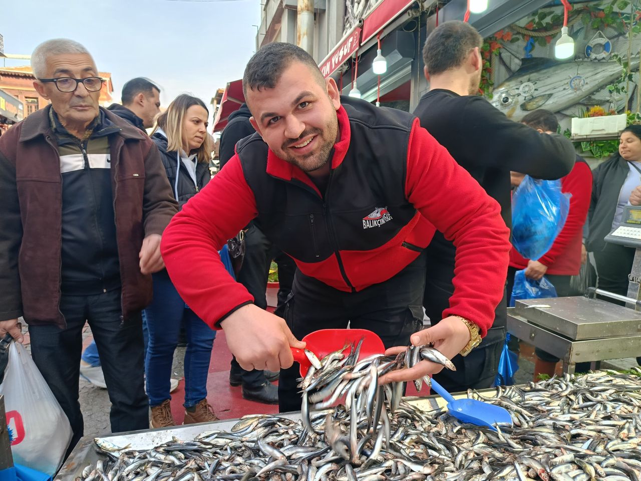 Hamsi fiyatlarında yüz güldüren düşüş! Vatandaş tezgaha koştu - 1. Resim