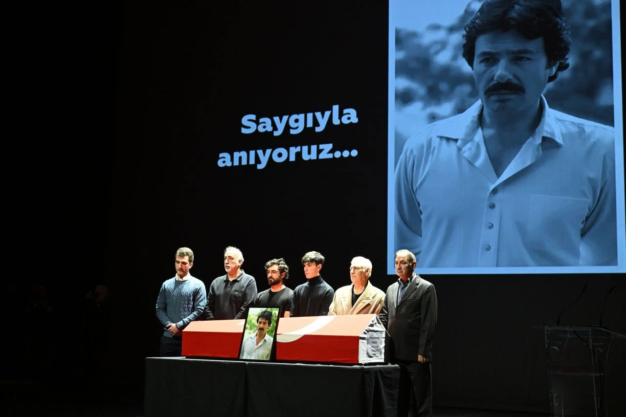Ferdi Tayfur'a veda! Usta sanatçı son yolculuğuna uğurlanıyor: Binlerce kişi AKM'ye akın etti - 1. Resim