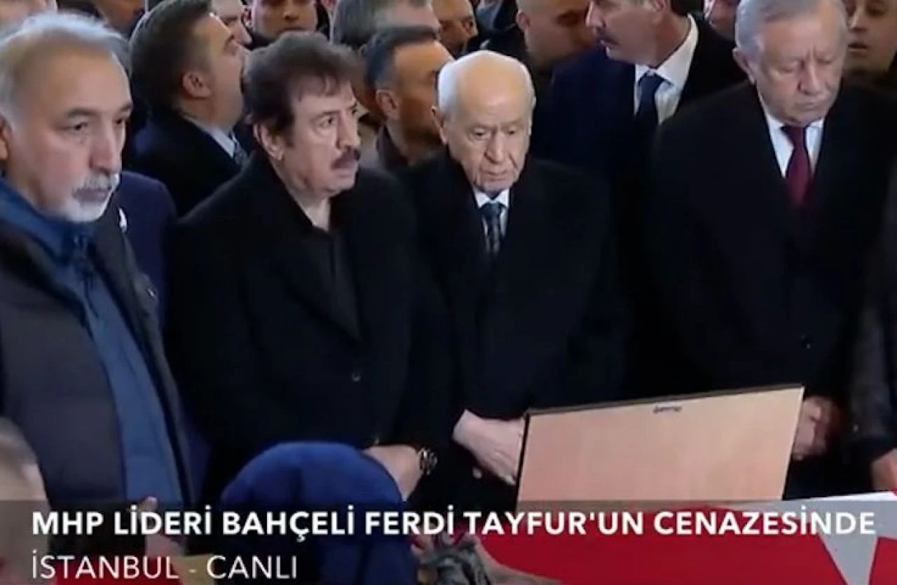 Ferdi Tayfur'a veda! Usta sanatçı son yolculuğuna uğurlanıyor: Binlerce kişi AKM'ye akın etti - 3. Resim