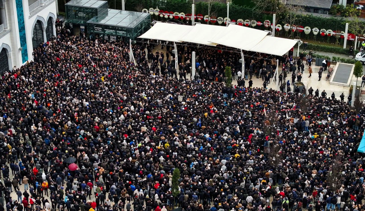 Ferdi Tayfur'a veda! Usta sanatçı son yolculuğuna uğurlanıyor: Gözyaşları sel oldu - 3. Resim