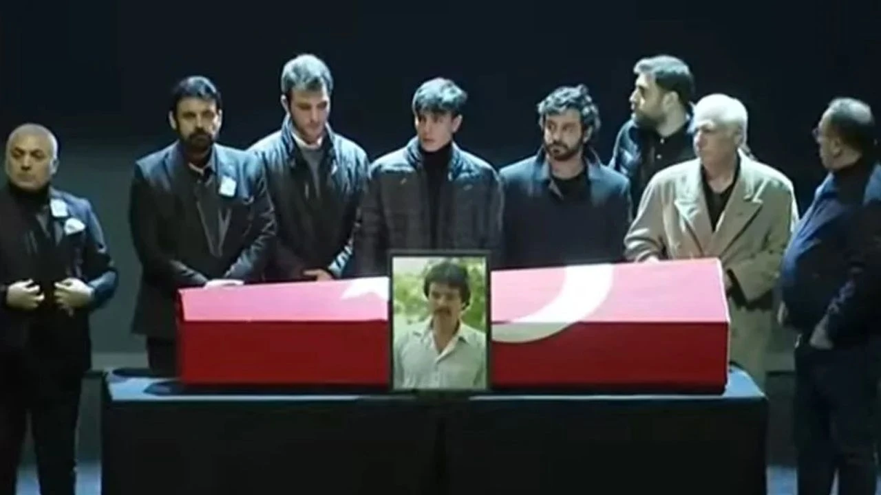 Ferdi Tayfur'un gözlerden uzak büyüttüğü oğlu tabutun başından bir an olsun ayrılmadı: 'Onu size emanet ediyorum' - 1. Resim