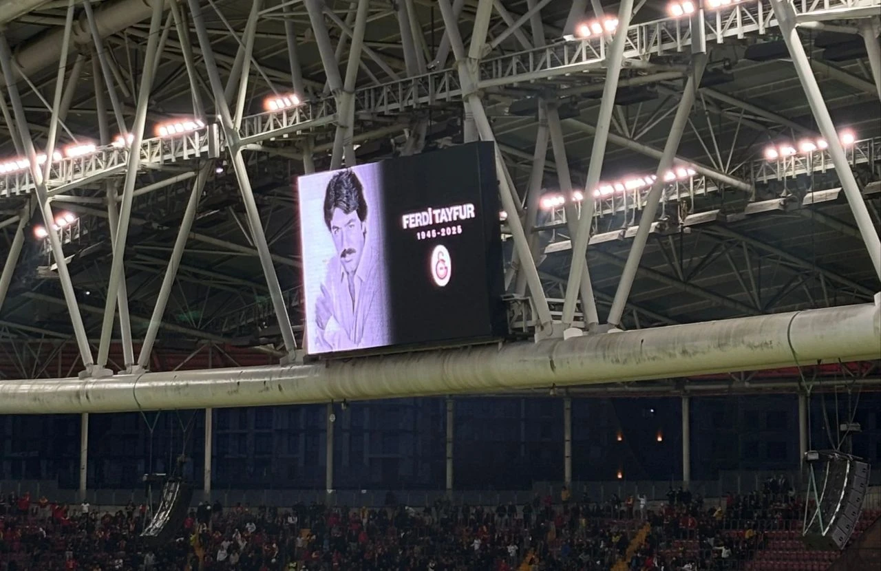 Ferdi Tayfur'u Galatasaray unutmadı! Maç öncesi şarkıları çalındı - 1. Resim