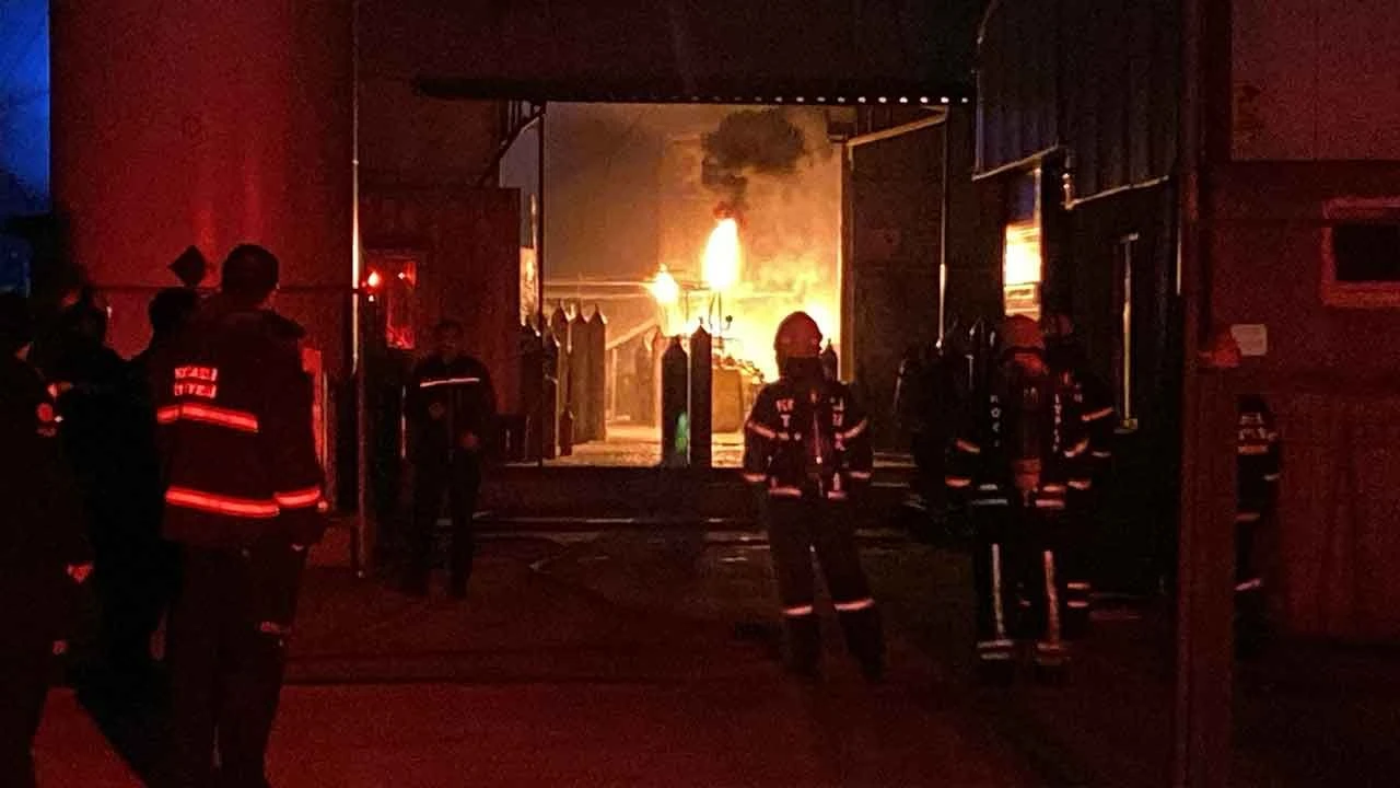 Gaz dolum tesisinde korkutan yangın: Tüpler alevlere teslim oldu - 1. Resim