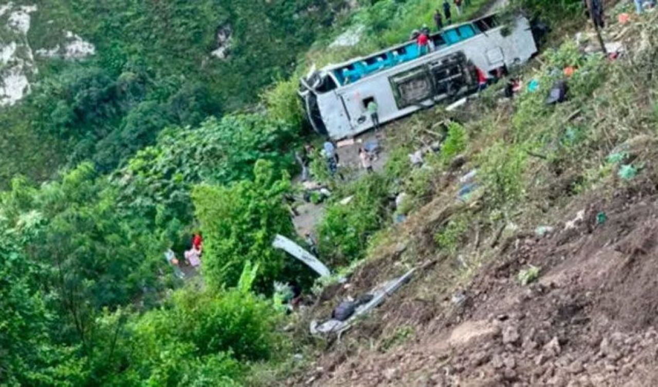 Turistleri taşıyan otobüs uçuruma yuvarlandı! Çok sayıda ölü ve yaralı var - 1. Resim