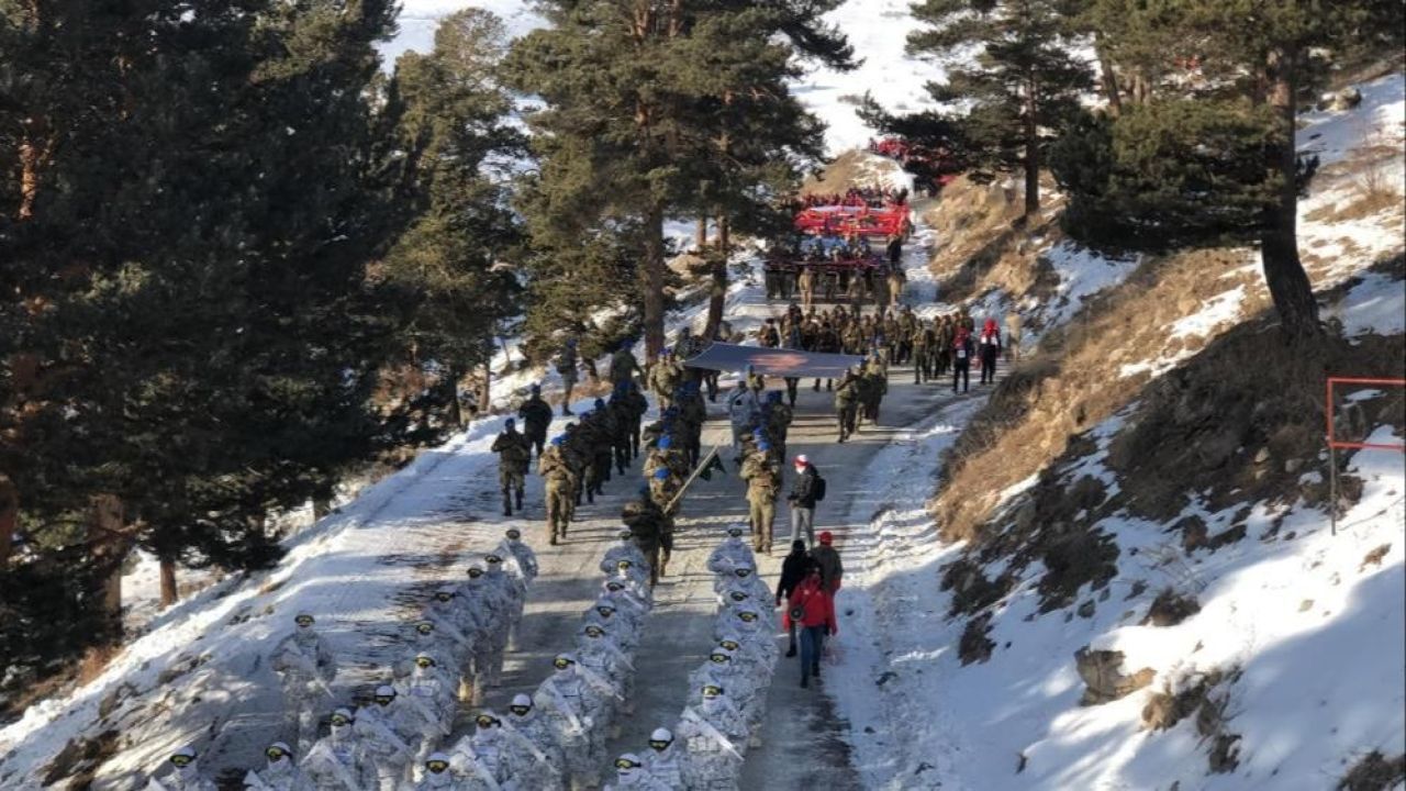 Kars’ta Sarıkamış yürüyüşü: Şehitlerimiz anıldı - 1. Resim