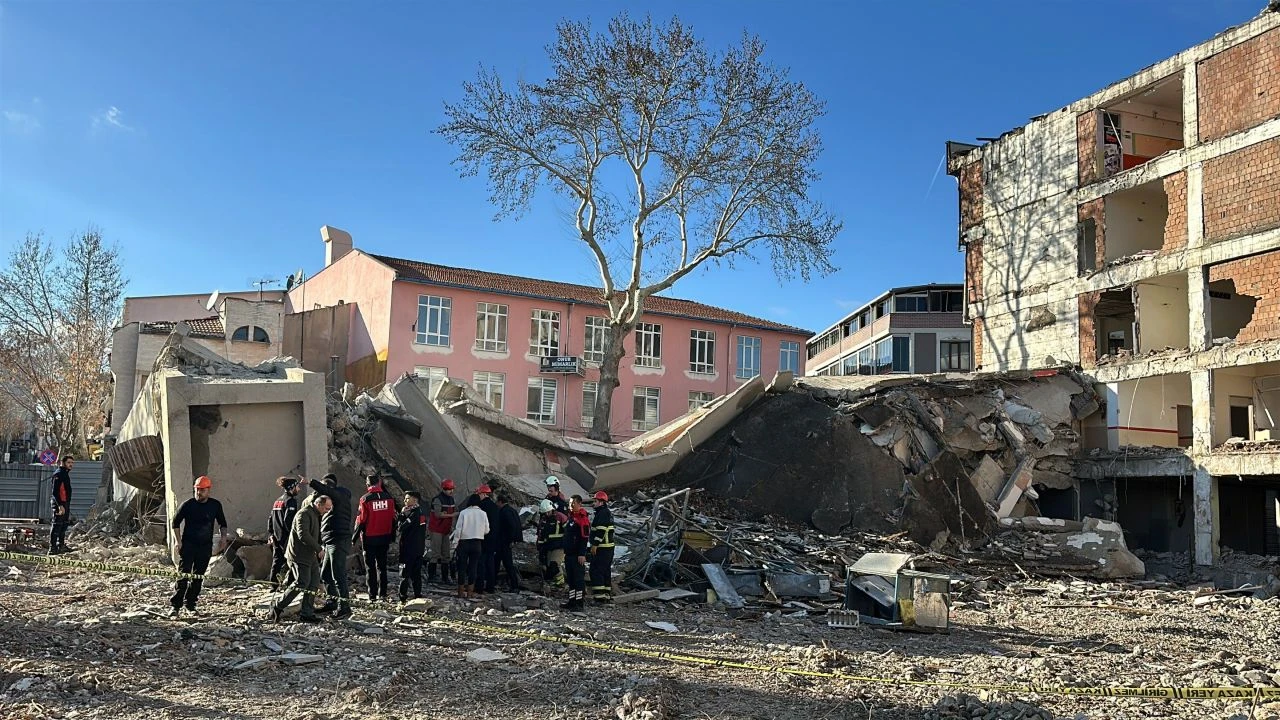 Son dakika | Uşak'ta iş hanı yıkıldı! Enkaz altında bir işçi kaldı