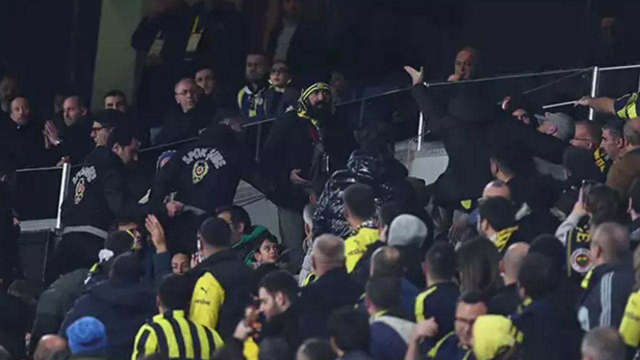 Tribünlerde 'istifa' kavgası! Fenerbahçe taraftarı yumruk yumruğa birbirine girdi