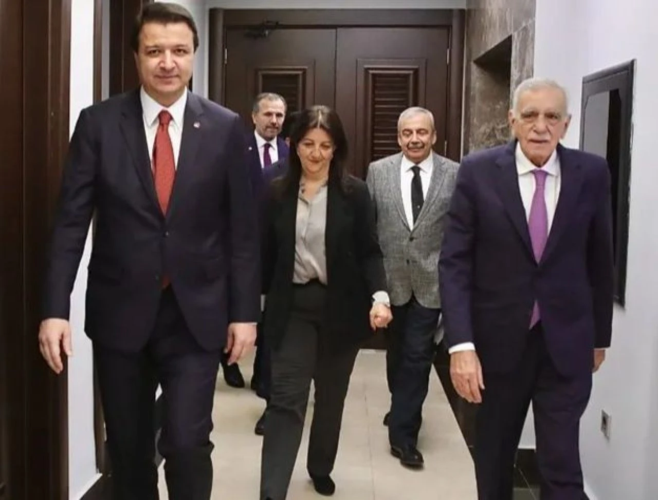 TBMM'de İmralı trafiği: DEM Parti'den AK Parti'ye kritik ziyaret: Olumlu şekilde sohbet etik - 7. Resim