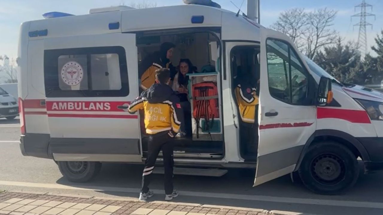 Avcılar&#039;da yol verme kavgasında kan aktı! Kadın sürücü bıçaklandı