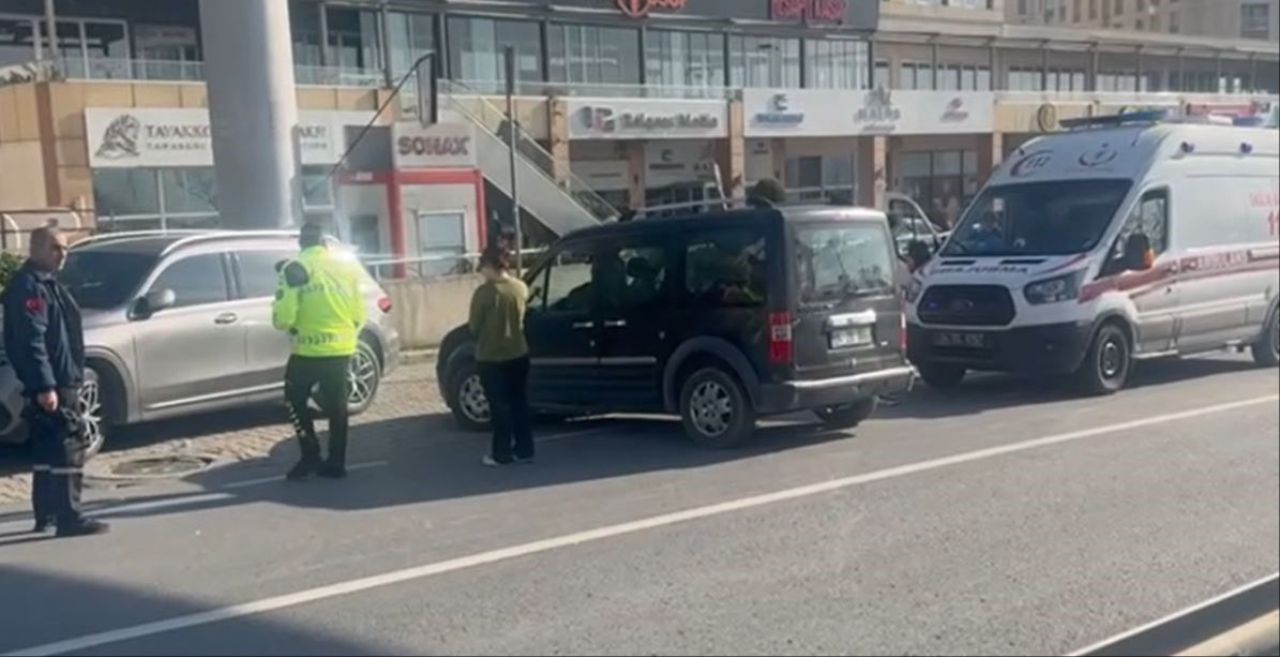 Avcılar'da yol verme kavgasında kan aktı! Kadın sürücü bıçaklandı - 1. Resim