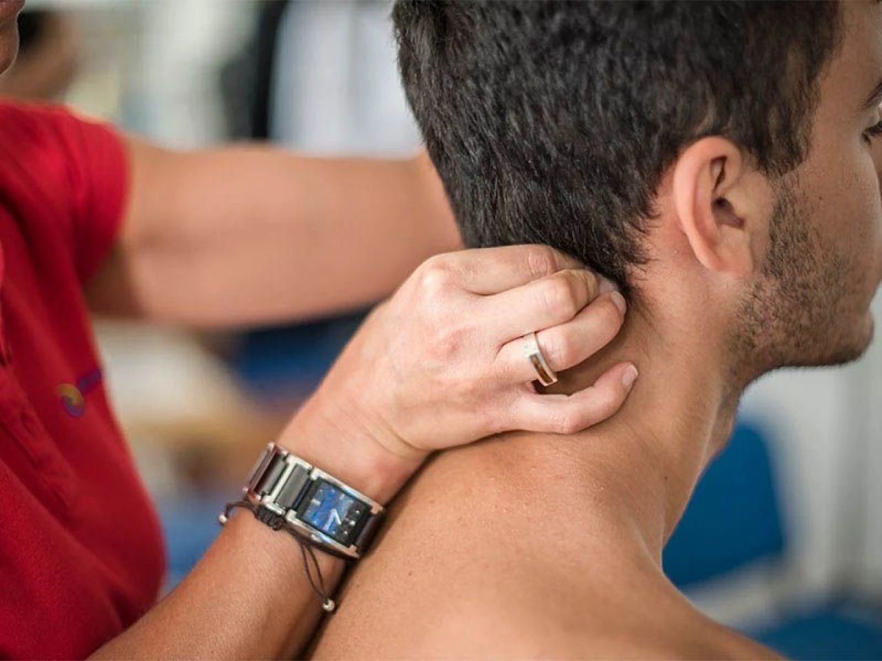 Boyun fıtığına iyi gelen doğal çözümler: Evde boyun fıtığı ağrısına iyi gelen hareketler, bitkiler ve yağlar neler? - 1. Resim