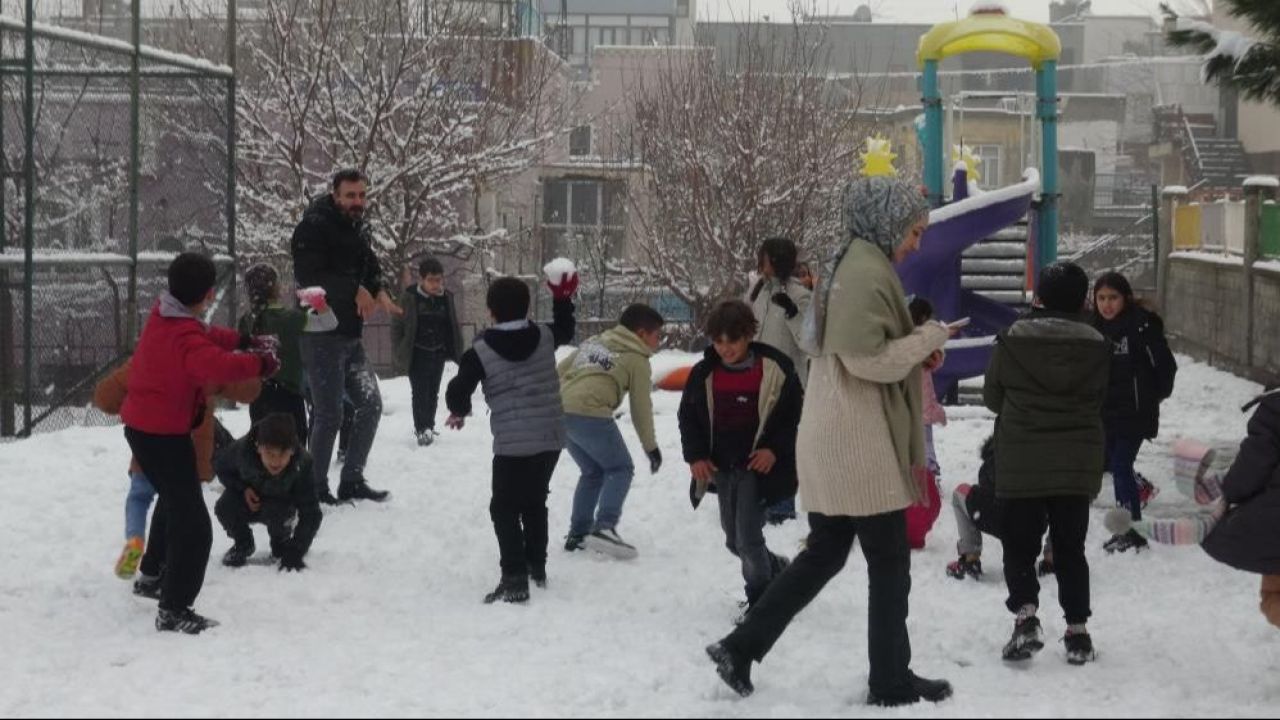 Kar yağışı altındaki öğrenciler