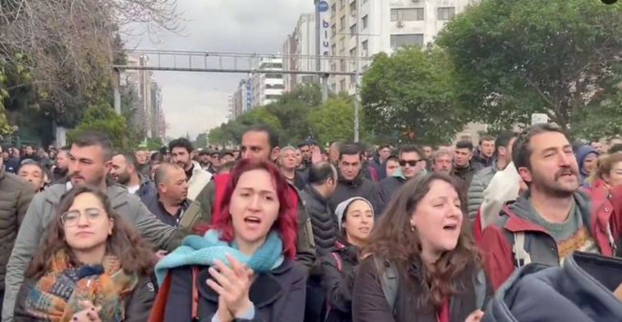 İzmir’de ulaşım krizi! ESHOT çalışanlarından grev kararı: Otobüsler kontak kapattı - 2. Resim