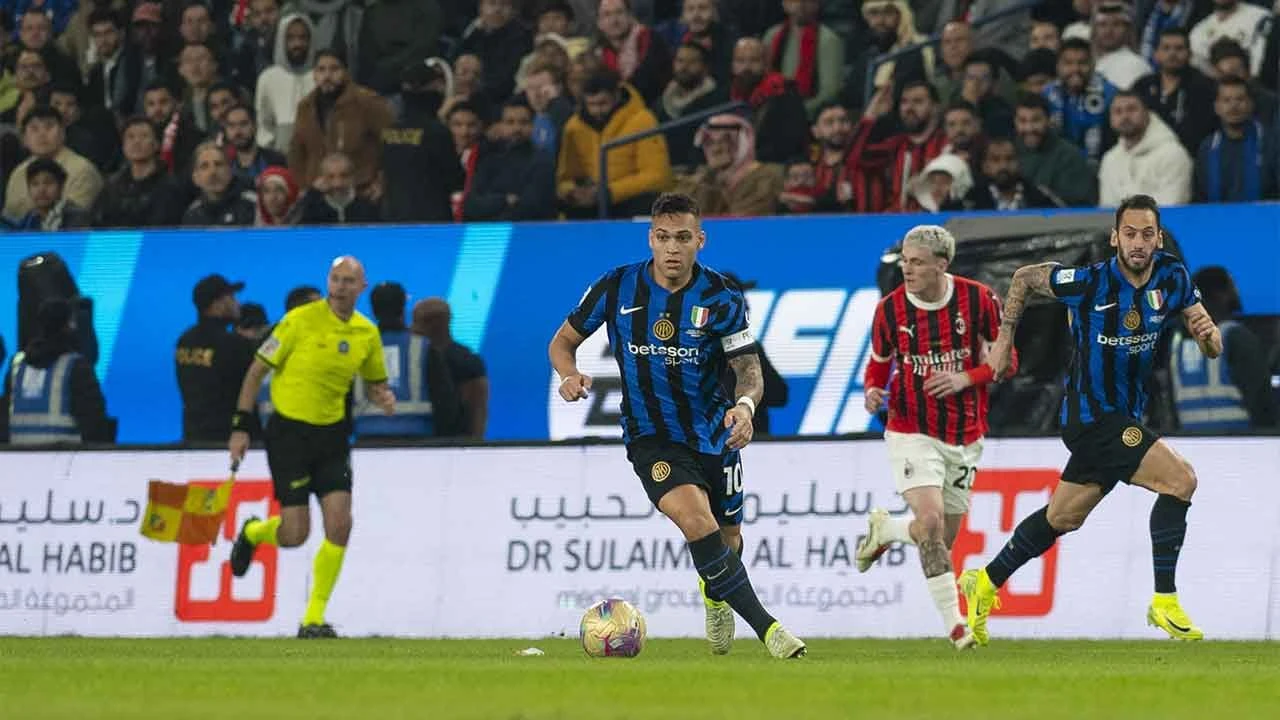 Milan'dan tarihi dönüş! Ezeli rakibine karşı 2-0'dan dönüp kupayı kaptı - 4. Resim