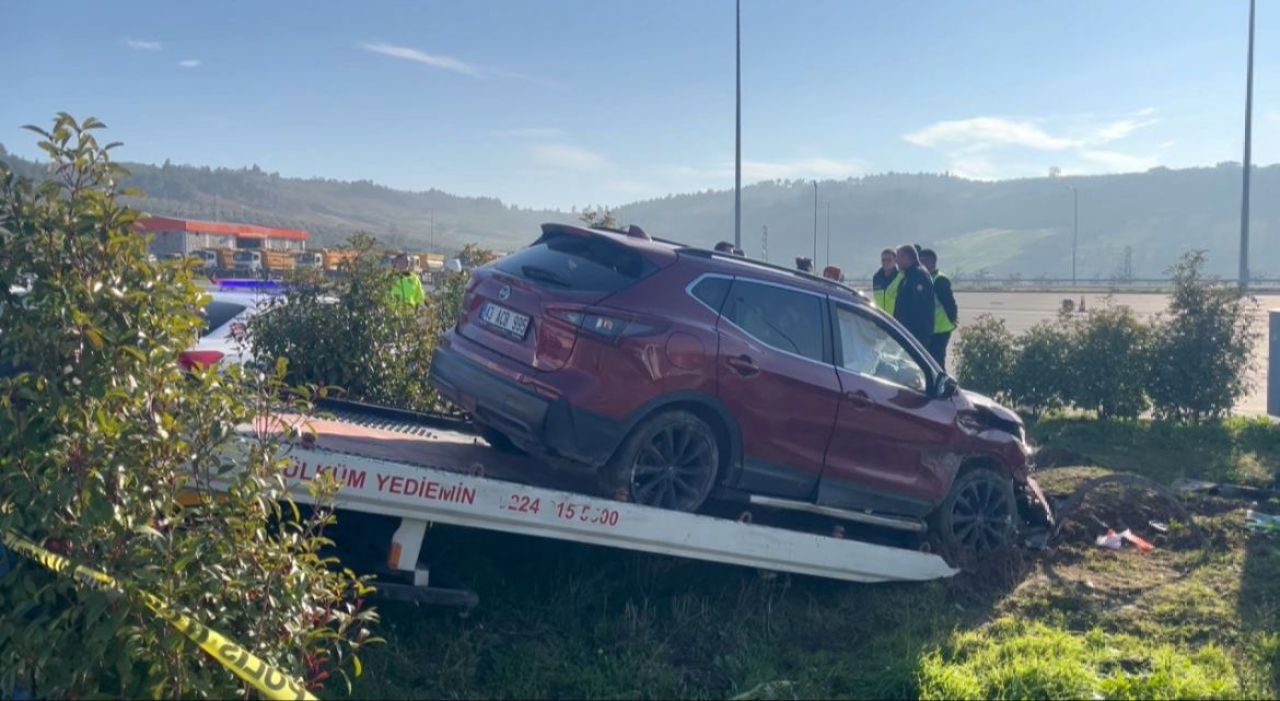 Polisten kaçan sürücü dehşet saçtı! Önce ekip aracına sonra direğe çarptı - 1. Resim