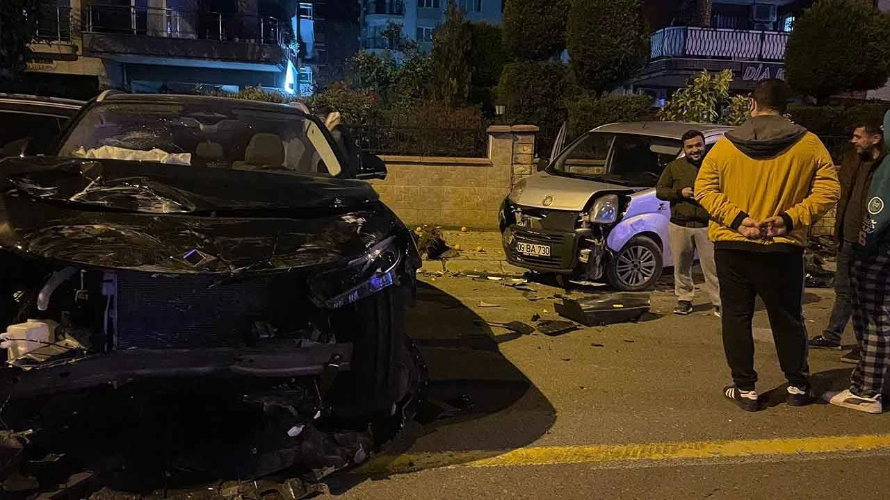 Seyir halindeyken öndeki araca çarptı, ortalık savaş alanına döndü - 2. Resim