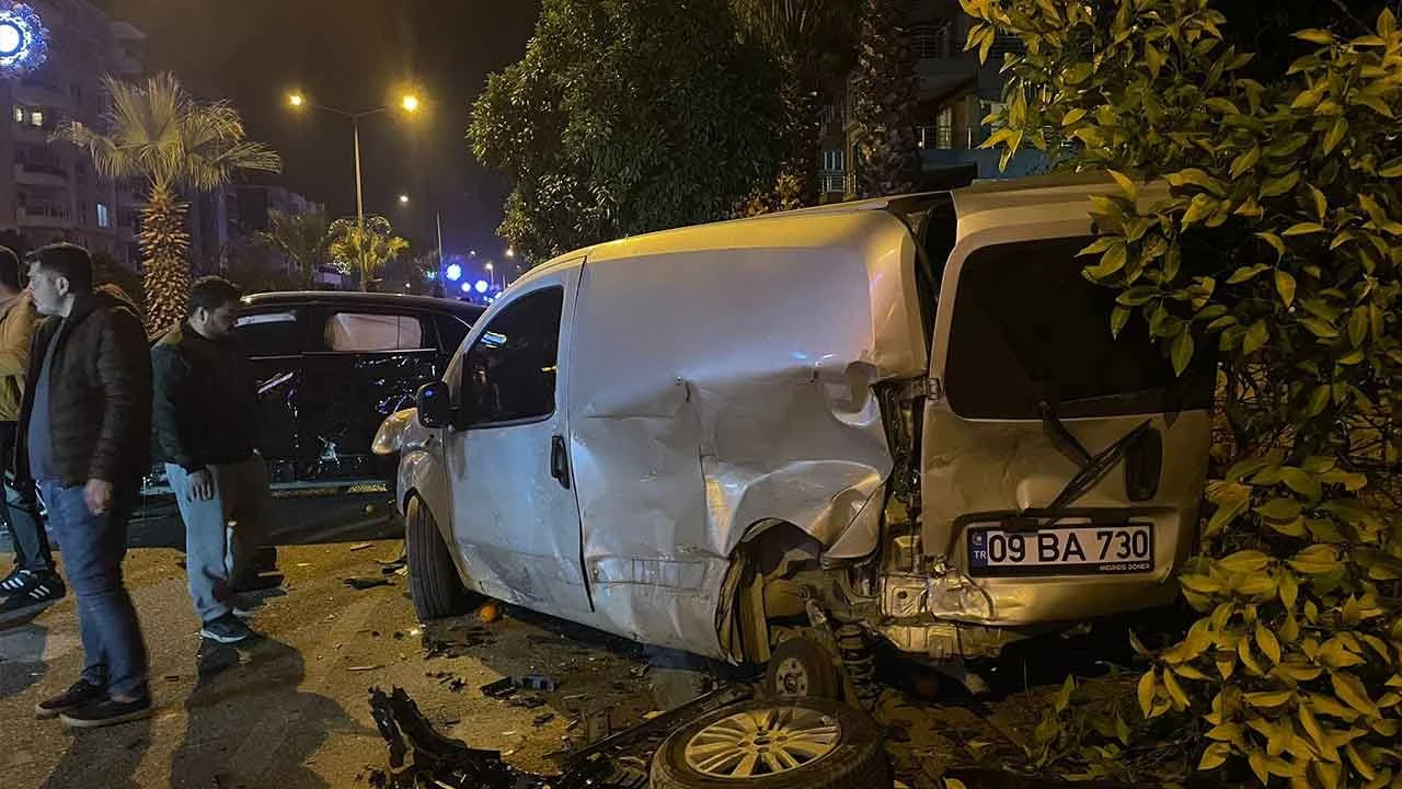 Seyir halindeyken öndeki araca çarptı, ortalık savaş alanına döndü - 1. Resim